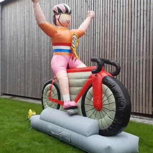 Huur je feestpoppen bij Jonkman in Drachten bijvoorbeeld de wielrenster Sarah