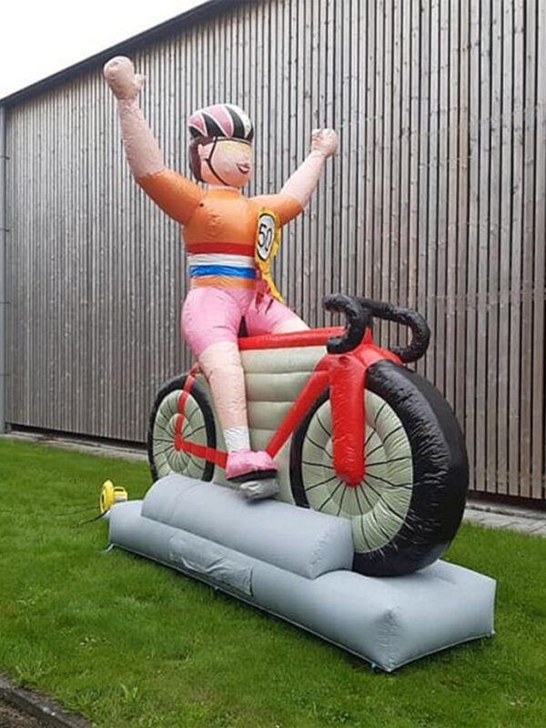 Huur je feestpoppen bij Jonkman in Drachten bijvoorbeeld de wielrenster Sarah